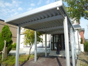雨に濡れず、車から玄関までスムーズに移動できるように。