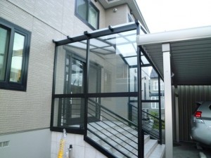 雨や雪に濡れずに車から玄関へ移動できるようになりました。