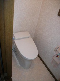 汚れも落としやすいデザインのトイレに。節水型で水道代節約にも。