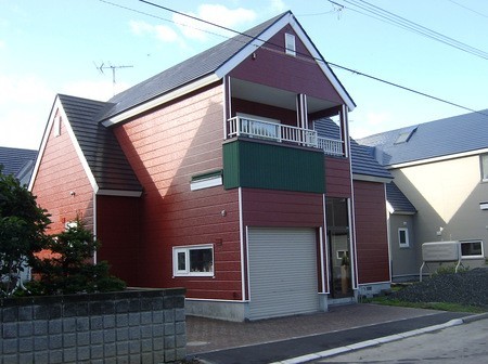 落ち着いた雰囲気の外観からガラリと印象を変え、真っ赤なカラーで塗り替えました。