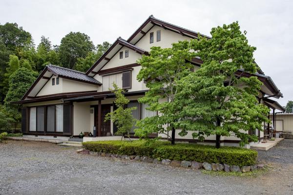既存の雰囲気を残しながら、外壁塗装を行いました。