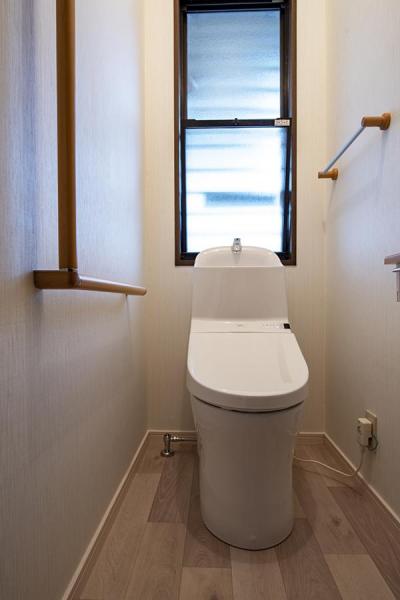 温もりと落ち着きのあるトイレ空間になりました。