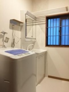 洗面台の水ハネが気になる壁にパネルを貼りました