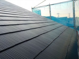屋根の雨漏れ箇所を修繕し塗装を行いました。