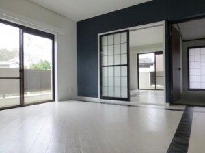モノトーンで落ち着いた雰囲気の部屋に