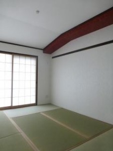 モノトーンで落ち着いた雰囲気の部屋に
