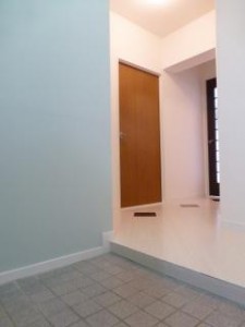 モノトーンで落ち着いた雰囲気の部屋に