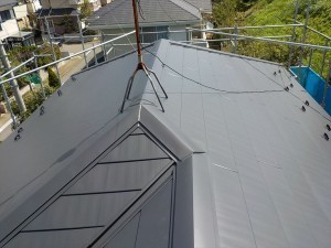 傷んでいた屋根に高機能な屋根材をカバー工法で施工しました