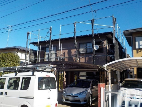 既存の外壁よりも濃いブラウンで塗り替え、グッと落ち着いた印象の家に