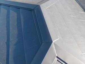 カバー工法で屋根の改修を行いました。
