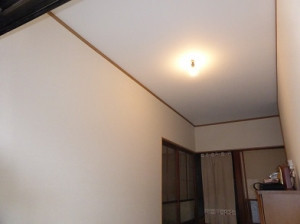 玄関の壁、天井、クロスを貼替え明るくなりました。