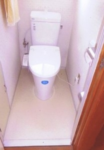 シンプルなデザインと清掃性を兼ね備えたトイレに取り替えました。