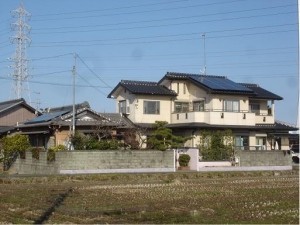 南向きの土葺き屋根には計8枚のモジュールを設置