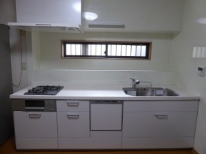 優れた機能満載のシステムキッチンに入れ替え、使い勝手抜群に