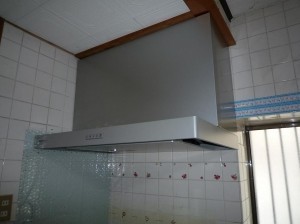 スタイリッシュでお手入れの楽なフラット型のレンジフードに交換しました
