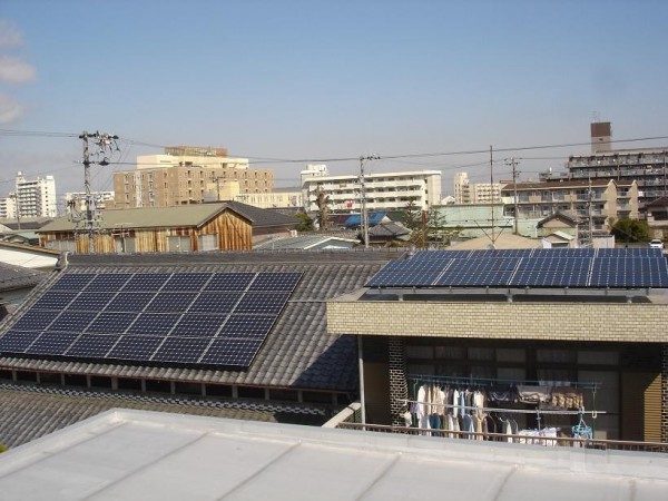 築60年の土葺き屋根と陸屋根に太陽光発電システムを設置