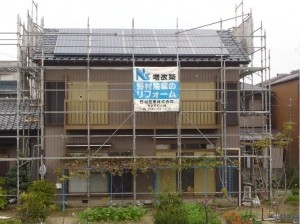 土葺き屋根から乾式防災平瓦に葺き替え後、太陽光発電システムを設置しました