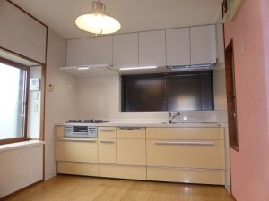 明るく温かみのあるキッチンに生まれ変わりました