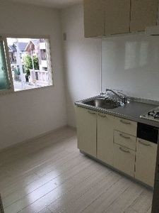 物置だった店舗の2階部分が清潔感溢れる居住空間に生まれ変わりました。