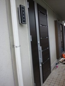家の顔でもある玄関はスタイリッシュなデザインのドアを選択しました。