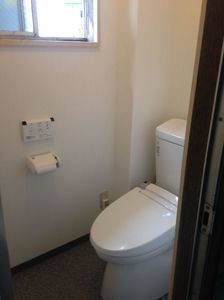 倉庫内の和式トイレが快適な洋式トイレに変わりました。