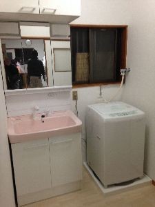 洗面化粧台を大きくし、隣の洗濯パンをサイズダウンしたことでスッキリとした洗面所に。
