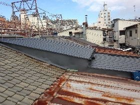 3階を解体して2階へ。屋根はガルバリュウム鋼板を使用しました。