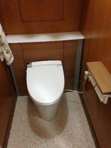 露出していた給水管や外にあった掃除道具をキャビネットが解決してくれました。