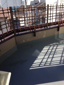 雨漏りの原因となっていた花壇を撤去。防水工事をして雨漏りもなくなりました。