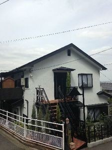 白と黒のモノトーンの外観に