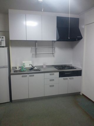 ホワイトを基調とした新しいキッチンに入れ替え。明るくなり料理もはかどりそうです。