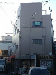 クラックが酷かったビルの外装工事を行い、雨漏りも防ぐことができました。
