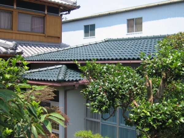 グリーンの素敵な瓦屋根に。補修工事と葺き替え工事を合わせて行いました。