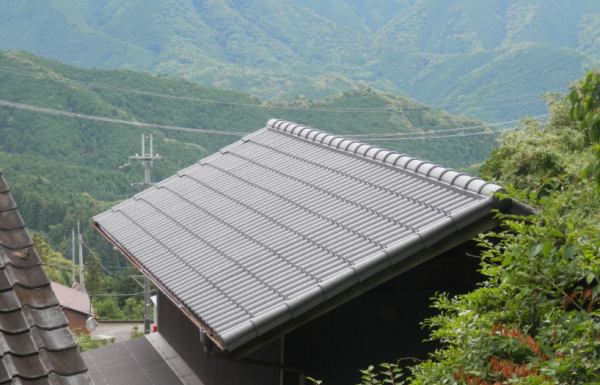 約3ｔの軽量化に成功。雰囲気はそのままに軽く丈夫な屋根に生まれ変わりました！