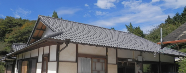 粘土瓦から軽量の瓦に替えたことで倍以上屋根が軽くなりました！