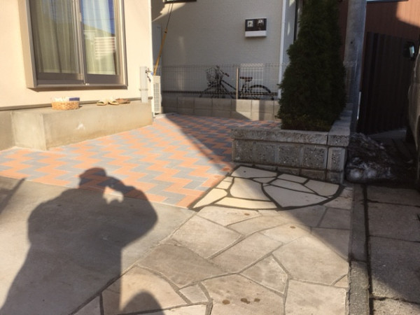 平にしてインターロッキングにしたことで広く感じられるようになりました。