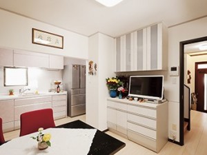 LDKを一体化させ、クロスを統一したものを張り替えたことで統一感がでました。