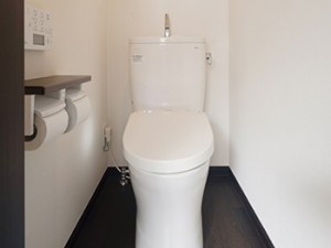 内装をダークブラウンで統一し、お風呂はブラックを基調にしてラクジュアリーな空間になりました。