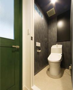隣の部屋とトイレの間にガラスブロックをはめ込み、柔らかな明るさを演出
