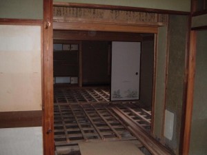 築38年の長屋住宅を賃貸物件用として活用するためのリフォームを行いました。