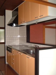 築38年の長屋住宅を賃貸物件用として活用するためのリフォームを行いました。