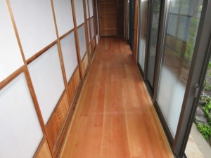 イメージを崩さず木製の雨戸からアルミサッシに交換しました。