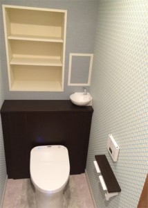 アクセントクロスと白い棚が特徴のお洒落なトイレが仕上がりました。