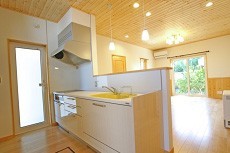 明るく清潔感溢れるキッチン