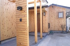 ヒノキ無垢板で”和”の住宅を演出しました