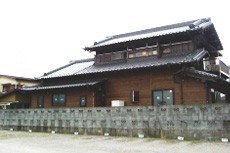 イメージを崩さず新たに焼杉板を張りました。