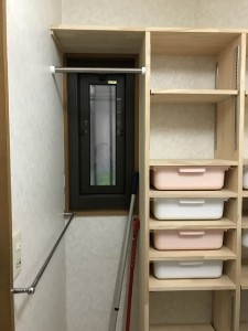 洗面脱衣所収納、造作棚を作成。使い勝手抜群です。