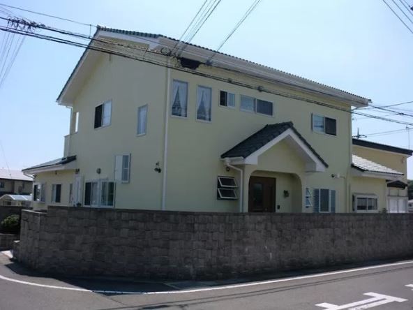 明るく華やかな印象の外観に塗り替えられました。
