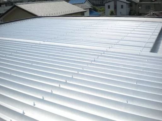 錆や汚れが目立っていたトタン系屋根の塗装リフォームを行いました。