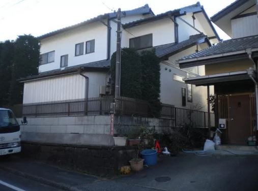 真っ白で汚れにくい塗料で外壁を塗り替えました。